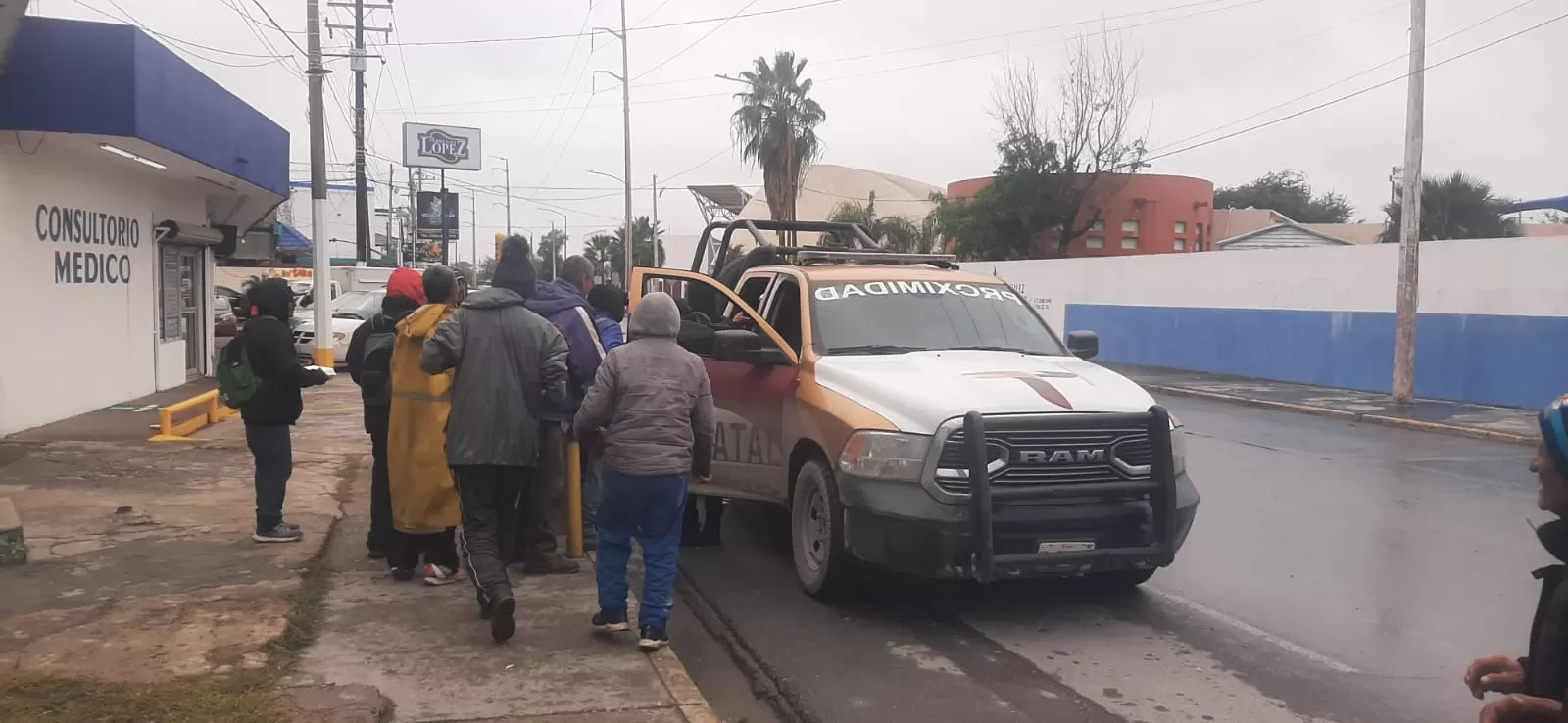 Entrega Guardia Estatal alimentos a personas en situación de calle en Reynosa