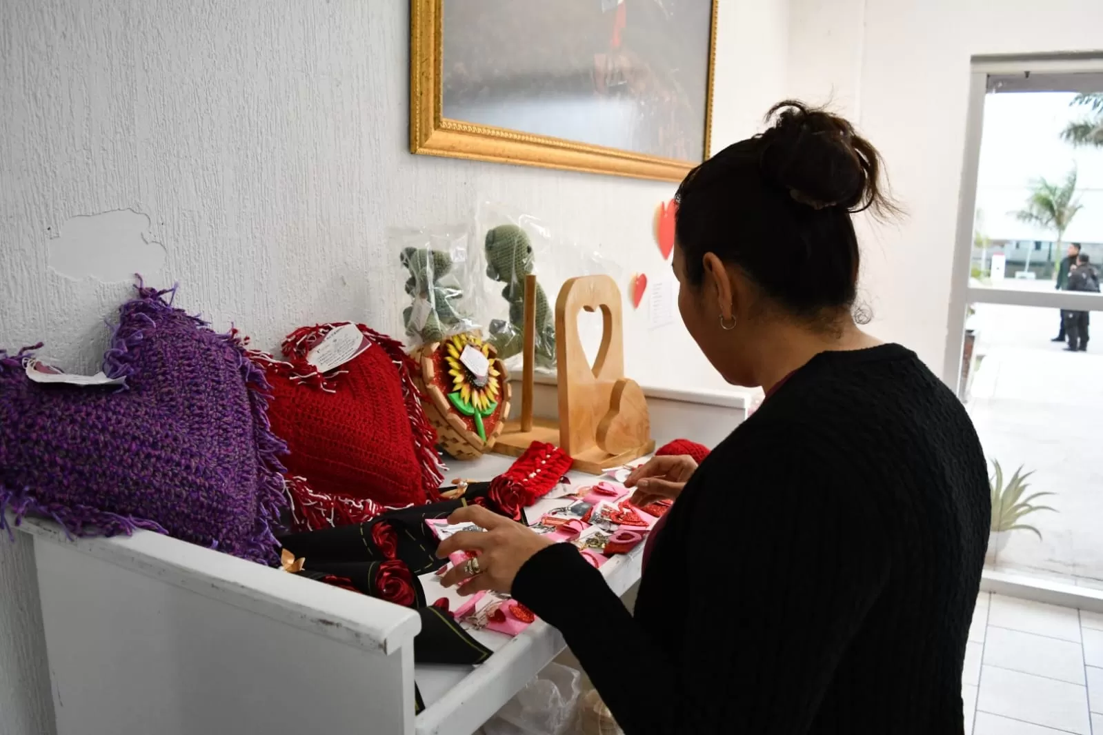 Promueve SSPT venta de artesanías y postres de San Valentín hechos en CEDES