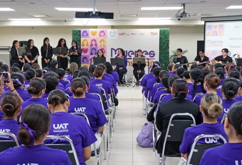 La UAT ofreció a sus universitarias el recital “Voces Violeta”