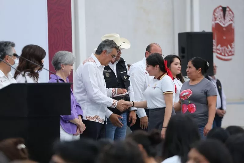 Atestigua Américo entrega de becas y destaca apoyo de la presidenta Claudia