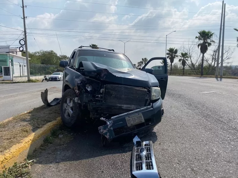Pickup ignora alto y causa fuerte choque; dos niñas resultan lesionadas