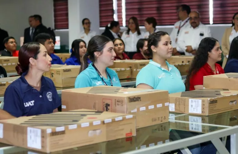 Equipa rector de la UAT centros de cómputo en Reynosa y Valle Hermoso