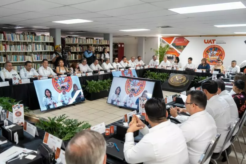 Entrega rector equipamiento en la Facultad de Ciencias de la Educación y Humanidades