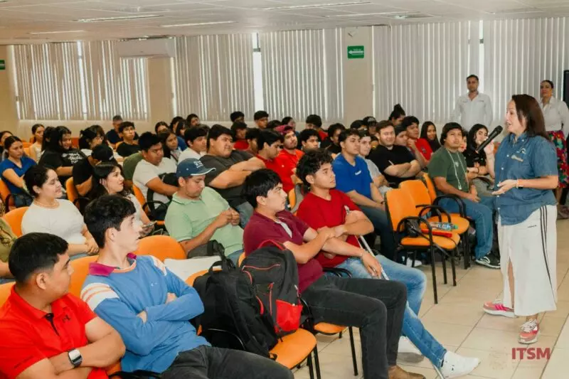 Asisten estudiantes del Tec Mante a conferencia sobre el papel transformador de la educación