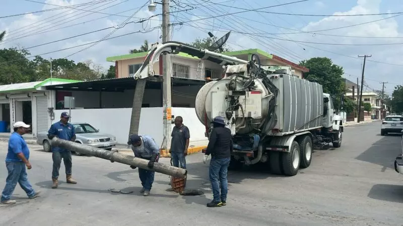Realiza Secretaría de Recursos Hidráulicos labores de mantenimiento a la red hidrosanitaria en Xicoténcatl y Abasolo