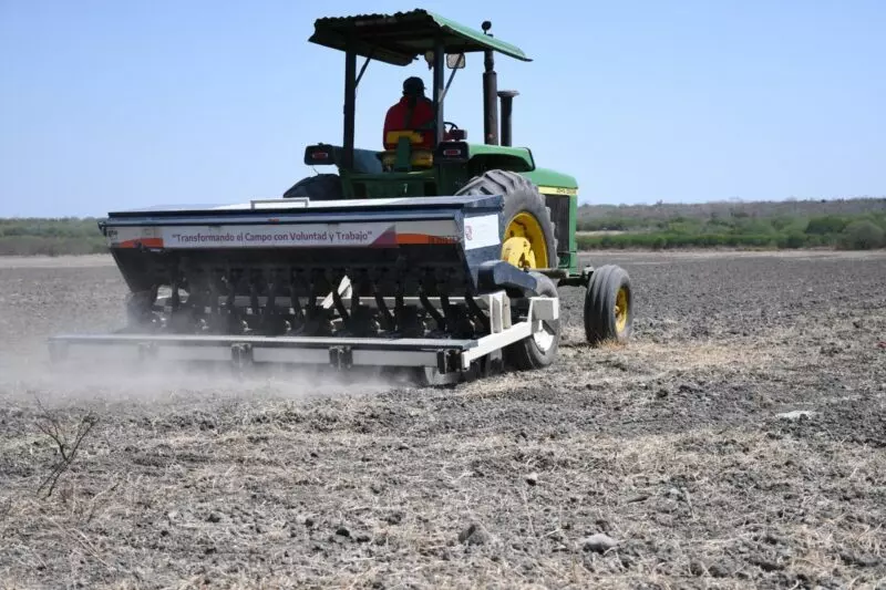 Refuerzan apoyo al campo en altiplano tamaulipeco con tecnología de siembra de precisión