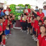 Adolescentes en proceso de reinserción social elaboran y donan libreros con madera reciclada