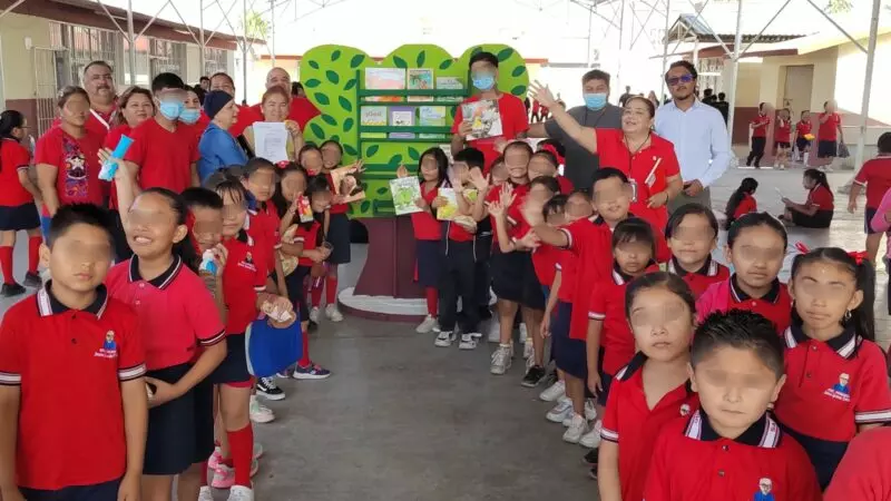 Adolescentes en proceso de reinserción social elaboran y donan libreros con madera reciclada