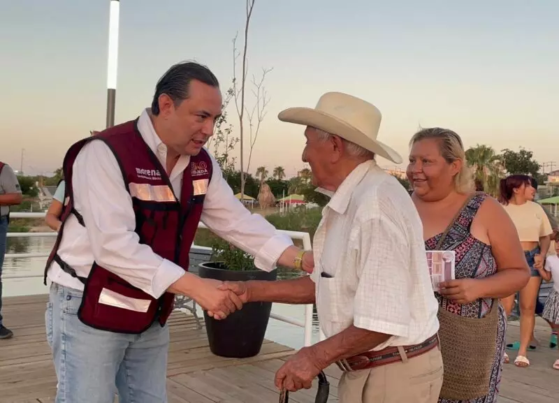 Destaca “Cheko” Ojeda espacios recreativos de Nuevo Laredo impulsados por el gobierno de la 4T  Patricio Lerma  Nuevo Laredo, Tamaulipas.- El diputado local por el distrito 3, Sergio “Cheko” Ojeda, invitó a las familias neolaredenses y de la región a visitar el Parque Península, el cual fue rescatado por el primer gobierno morenista, donde el legislador fue regidor, y que ahora se ha convertido en uno de los principales atractivos de Nuevo Laredo.  El lugar cuenta con canchas deportivas, pies mojados, juegos acuáticos, asadores y el recién inaugurado puente peatonal que lo conecta con el parque recreativo El Laguito.  “Me siento muy orgulloso, porque fue en la administración pasada, cuando un servidor era regidor, que aprobamos el recurso para que este espacio se destinara al esparcimiento de todas las familias de Nuevo Laredo” dijo Cheko Ojeda.  Cheko Ojeda subrayó que como representante popular es su deber promover el turismo local y fomentar el aprovechamiento de estos espacios que mejoran la calidad de vida de las familias.   “El lugar está muy bonito; estamos conviviendo con las familias, platicando con las personas. Es un espacio más para el disfrute de todas las familias de Tamaulipas” destacó el diputado Cheko.  Impulsar la visita a la ciudades del distrito tres para esparcimiento, además de estar al pendiente de ellas escuchando y gestionando, es una forma de retribuirle a la gente que le dio su confianza para representarlos en el Congreso del Estado.