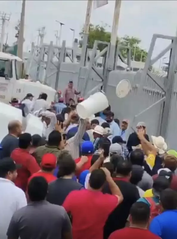 Productores se dan hasta con la cubeta durante protesta en el puente Reynosa-Pharr