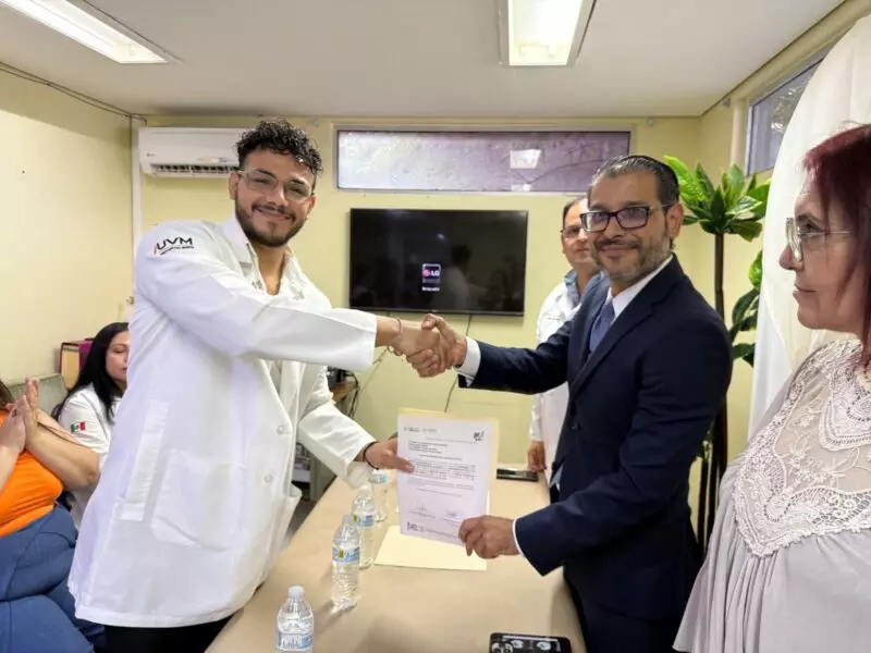 Gradúa ISSSTE Río Bravo a cuatro médicos pasantes