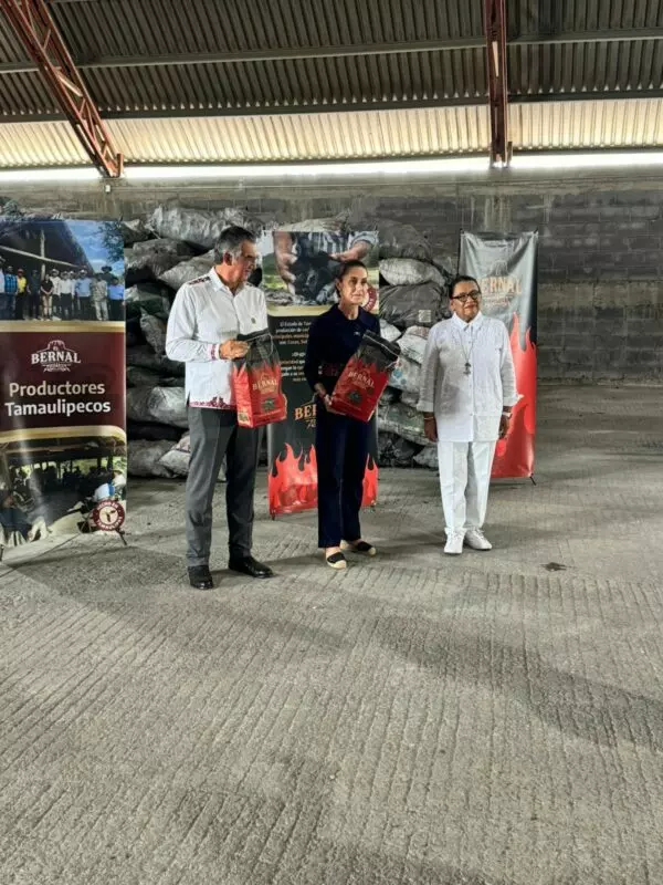 Recorrió presidenta empacadora de carbón vegetal “El Bernal”