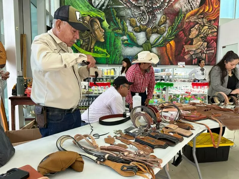 Exhiben artesanos rurales su talento en la Torre Bicentenario