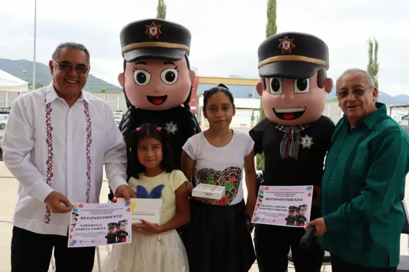 Entrega Guardia Estatal de Género reconocimiento a niñas ganadoras del concurso para nombrar a botargas oficiales de la SSPT