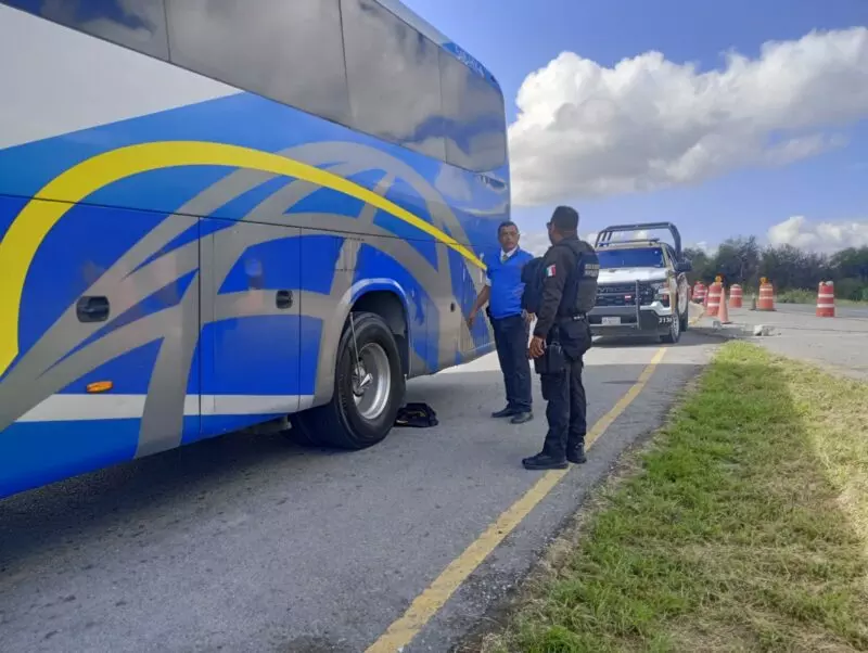 Guardia Estatal auxilia a autobús varado en la carretera Tula–San Luis Potosí