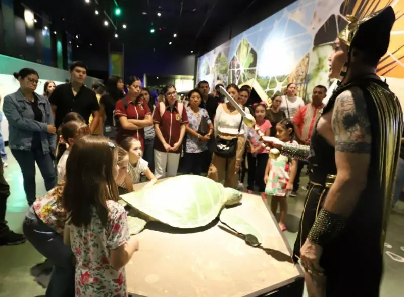 Disfrutan familias “Una Noche en el Museo