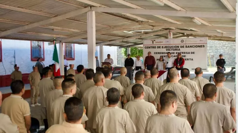 Impulsa SET reintegración con entrega de certificados de preparatoria a internos de los CEDES