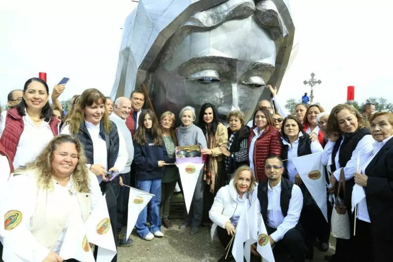 Entrega María de Villarreal las pupilas de la Virgen de la Misericordia