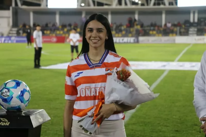 Es Regina Pedraza, esgrimista tamaulipeca madrina del Correcaminos