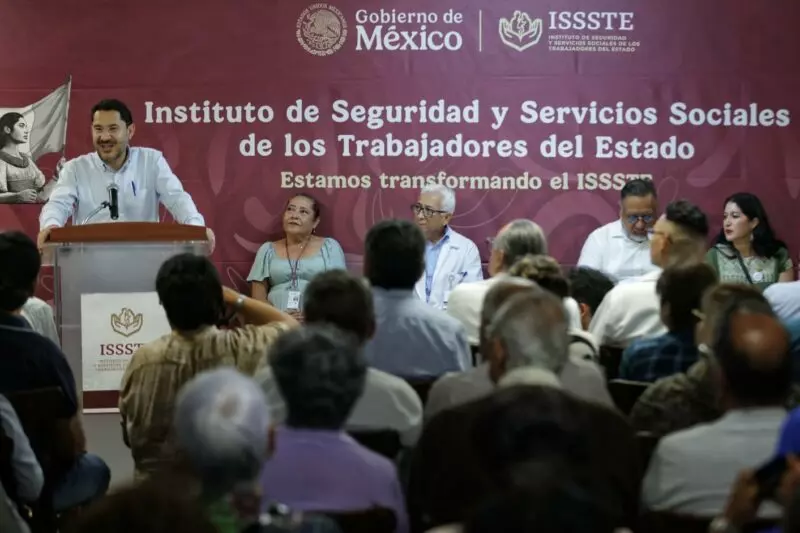 Entrega Batres a derechohabientes del ISSSTE en Tamaulipas credenciales de vigencia permanente y mejoras en infraestructura médica 
