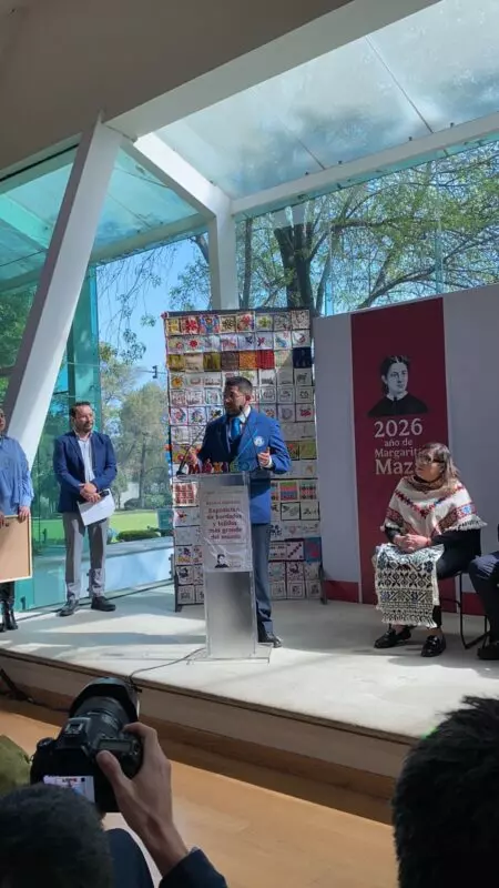 Artesanas y artesanos de todo México, logran récord Guinness de bordado: Sectur