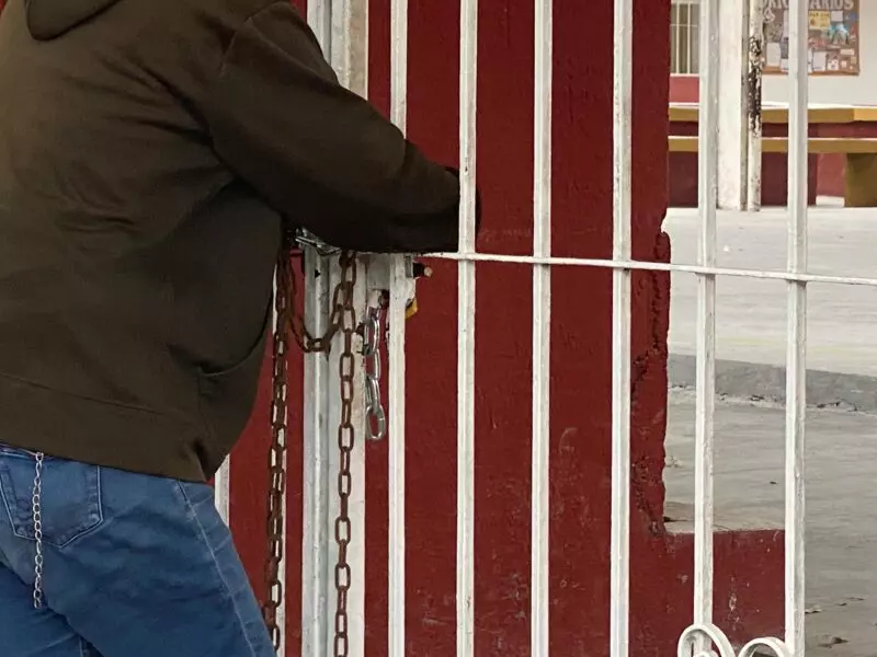 Cierran padres de familia la primaria por falta de docente