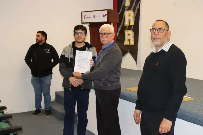 Impulsa UPRR permanencia escolar con becas para 85 estudiantes