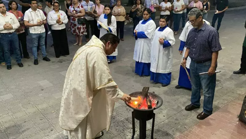 Realizan ceremonia de bendición del fuego y del agua en la Iglesia Nuestra Señora del Refugio