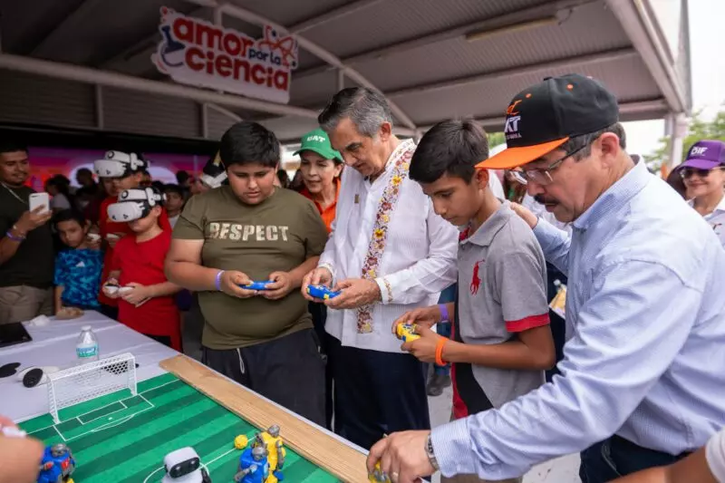Rodeado de niños alegres, el gobernador Américo y el rector Dámaso Anaya disfrutaron de las amenidades de la UAT en el DIFzania 2026