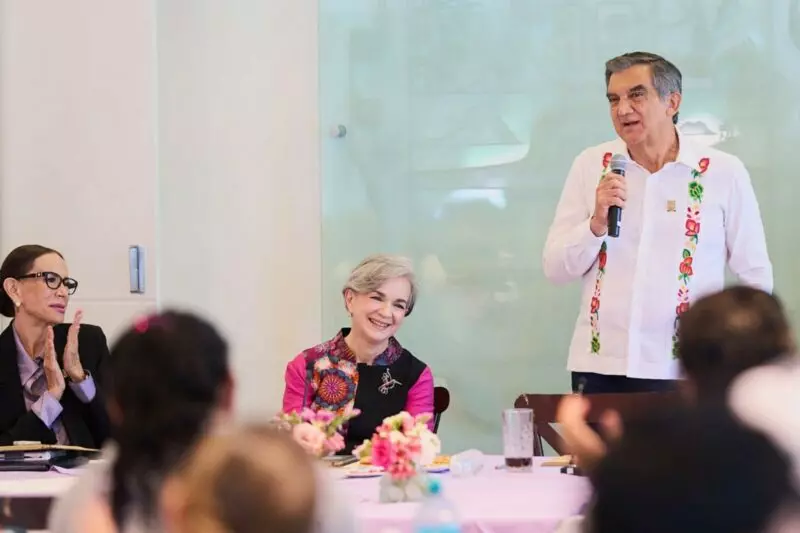 Dialogan Américo y María de Villarreal con habitantes de los polígonos de atención de Lazos del Bienestar