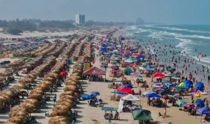 Turistas de CDMX y Nuevo León desbordan playas tamaulipecas