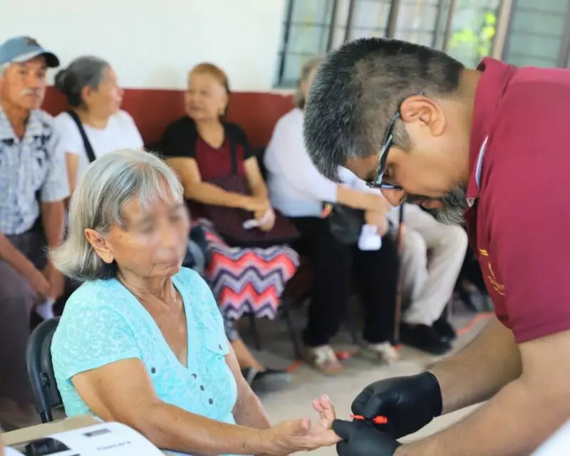 Brinda SEBIEN y Salud atención en Comedores de Bienestar