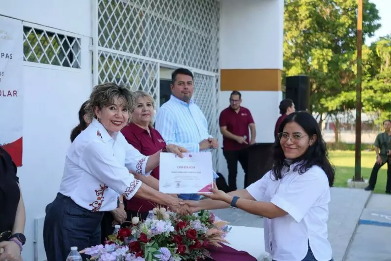 Se gradúan estudiantes del CEDEX en Victoria