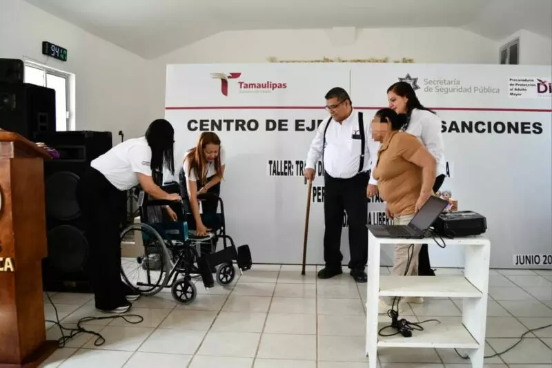 Dona DIF Tamaulipas silla de ruedas a adulta mayor con discapacidad en el CEDES Victoria
