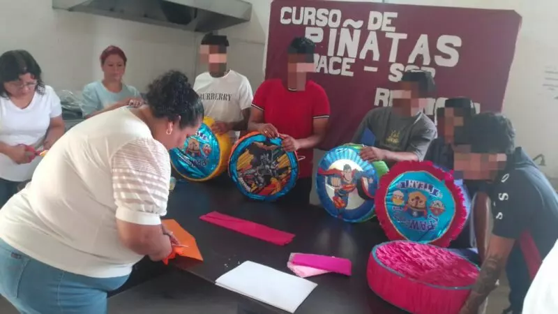 Impulsa DEMA reinserción social a través de capacitación laboral con taller de piñatas