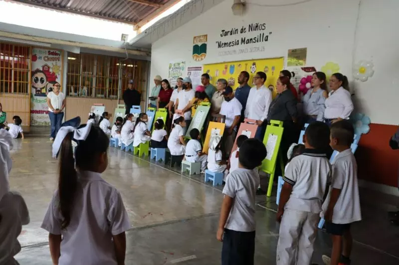 Adolescentes en conflicto con la Ley Penal elaboran y donan mobiliario de creación artística a Jardín de Niños de Güémez