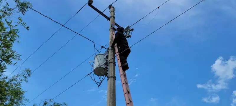 Asegura Guardia Estatal cámara de vigilancia irregular en poste de CFE en Díaz Ordaz