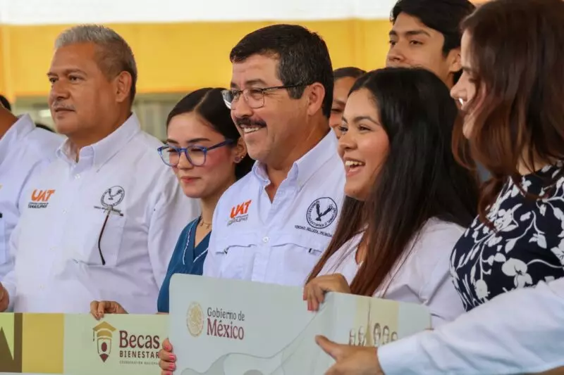 Encabeza el rector Dámaso Anaya entrega de becas a 493 estudiantes de la UAT