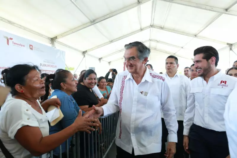 Inaugura Américo obra vial y entrega escrituras a familias matamorenses