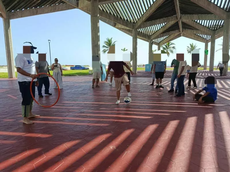 Adolescentes en proceso de reinserción social juegan fútbol playero en Miramar