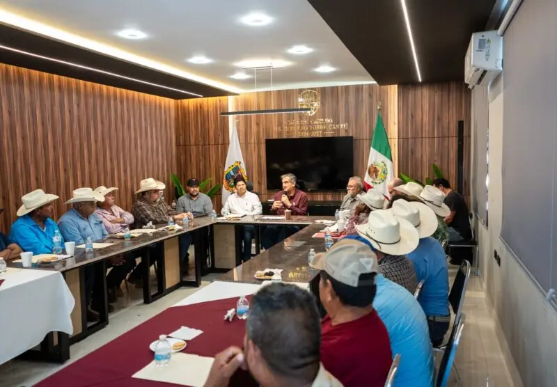 Acuerda Américo programa conjunto para rehabilitar caminos rurales de Jaumave